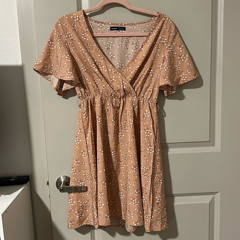SHEIN Xs. No zipper. Has belt loops but not sure where the belt is.